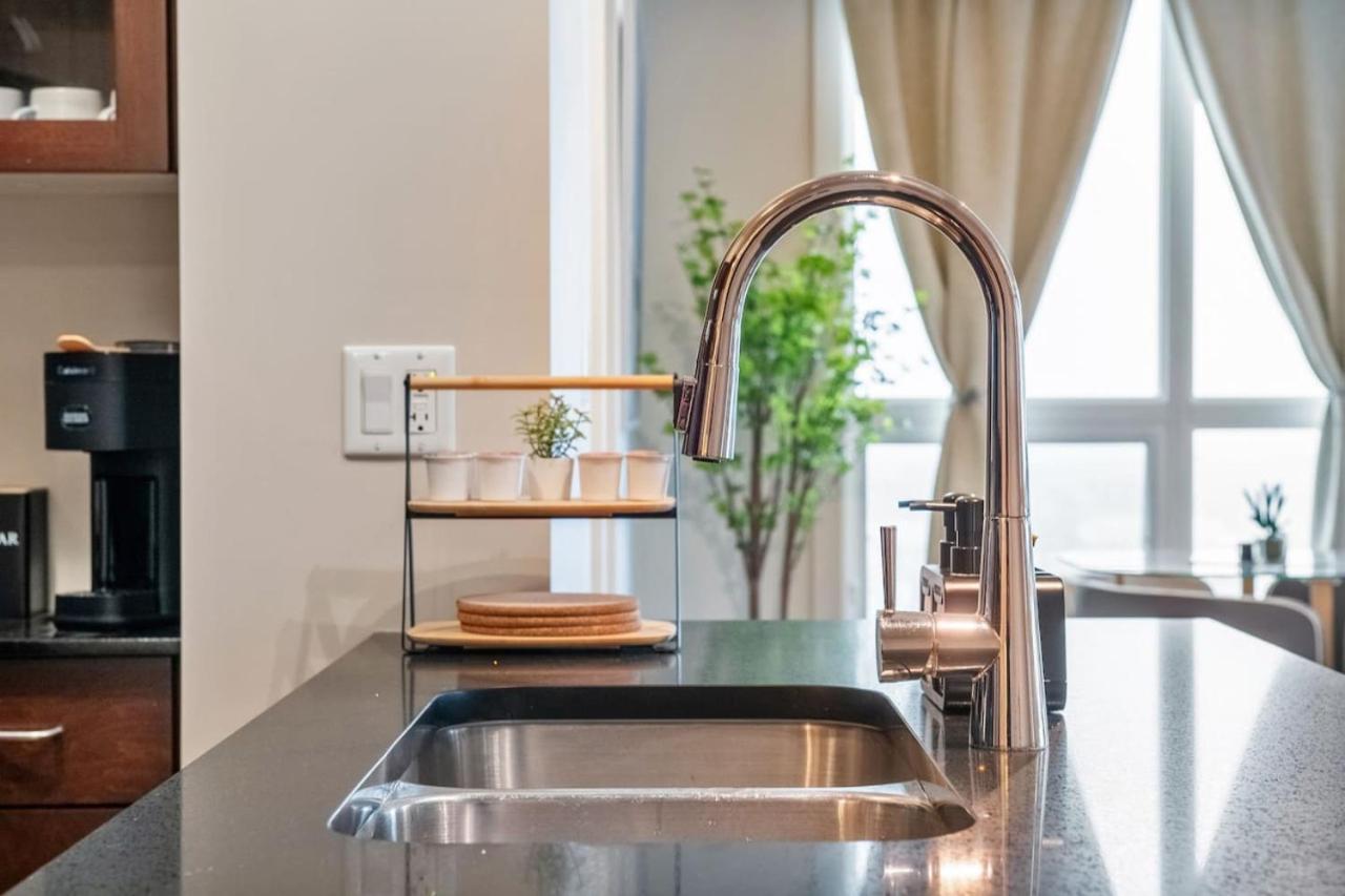 Upscale Penthouse Stay With Mountain & City Views, Free Parking, Bbq Grill, Office Space & More YYC Buitenkant foto