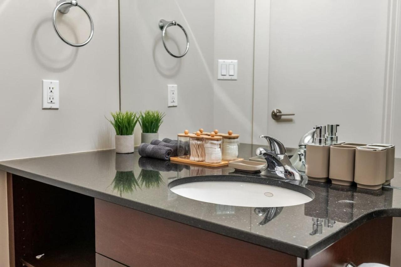 Upscale Penthouse Stay With Mountain & City Views, Free Parking, Bbq Grill, Office Space & More YYC Buitenkant foto
