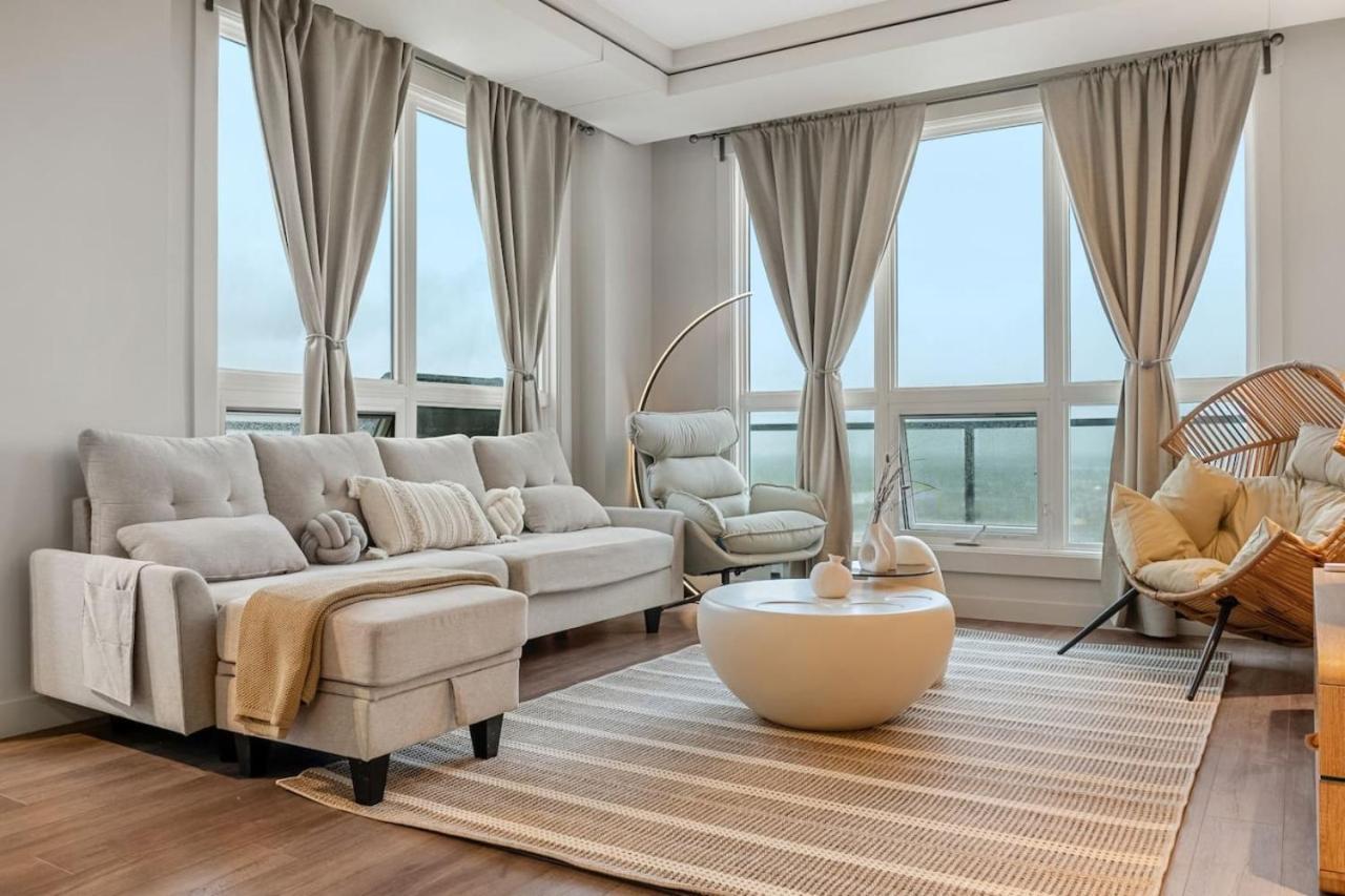 Upscale Penthouse Stay With Mountain & City Views, Free Parking, Bbq Grill, Office Space & More YYC Buitenkant foto