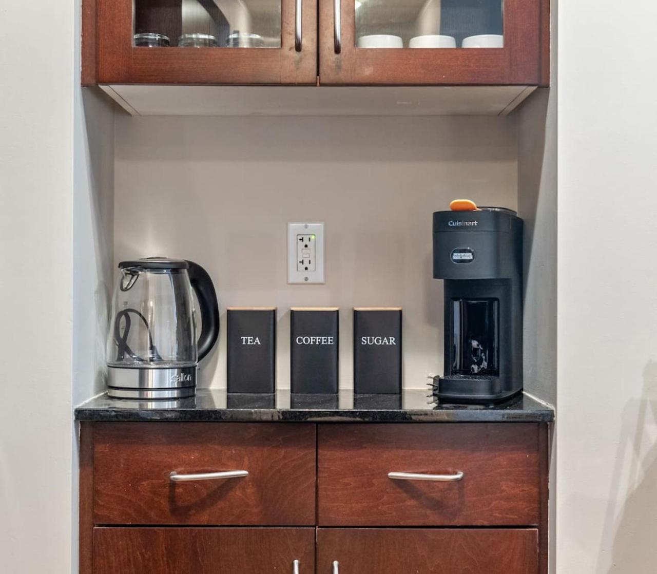 Upscale Penthouse Stay With Mountain & City Views, Free Parking, Bbq Grill, Office Space & More YYC Buitenkant foto