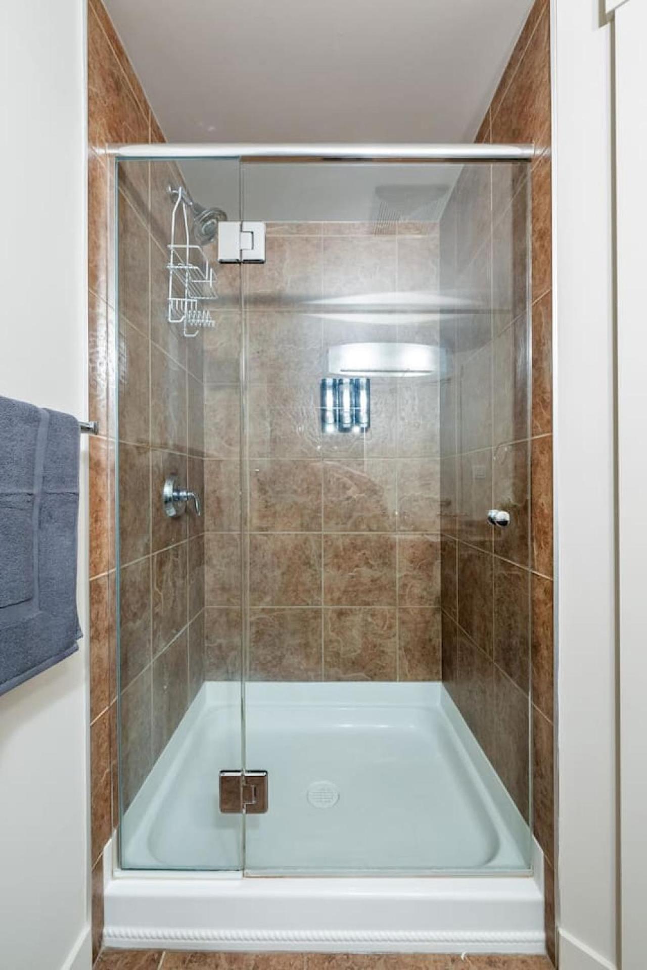 Upscale Penthouse Stay With Mountain & City Views, Free Parking, Bbq Grill, Office Space & More YYC Buitenkant foto